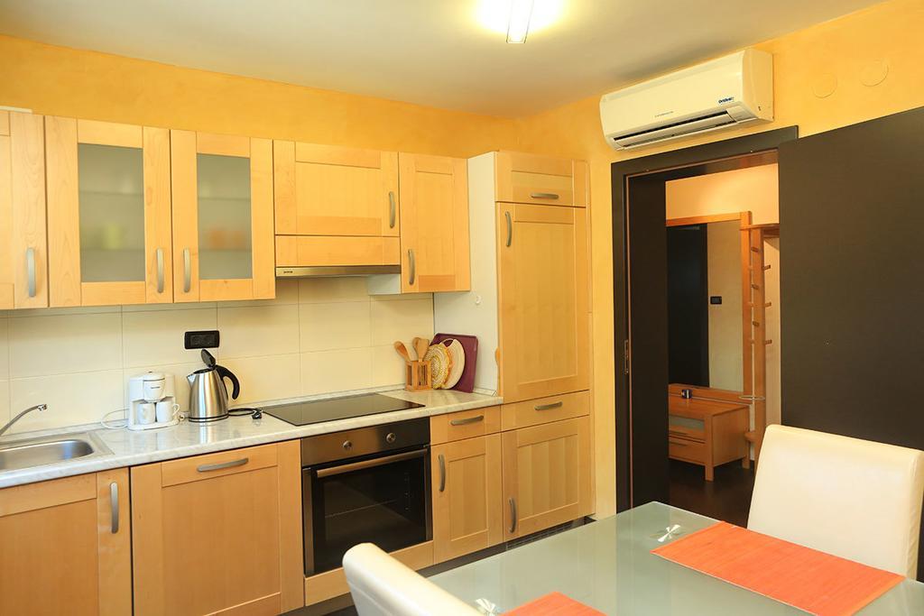 Apartments Ana City โรวีน ภายนอก รูปภาพ