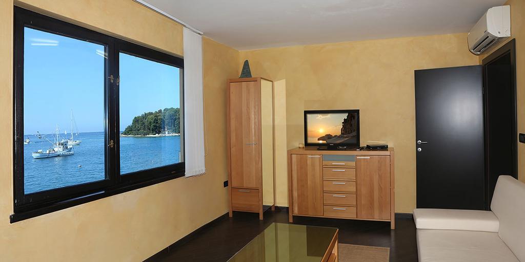 Apartments Ana City โรวีน ภายนอก รูปภาพ