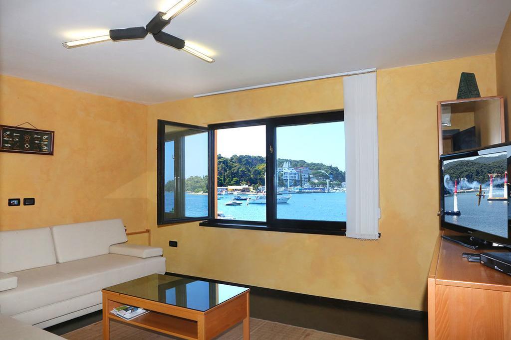 Apartments Ana City โรวีน ภายนอก รูปภาพ