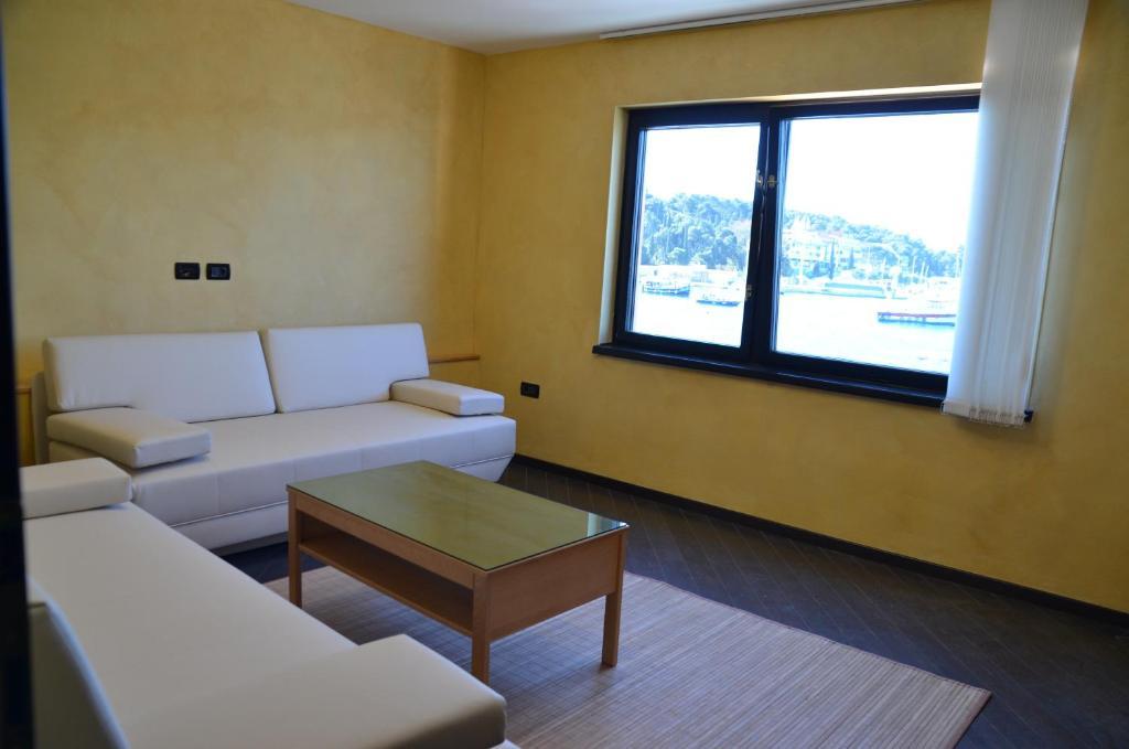 Apartments Ana City โรวีน ภายนอก รูปภาพ