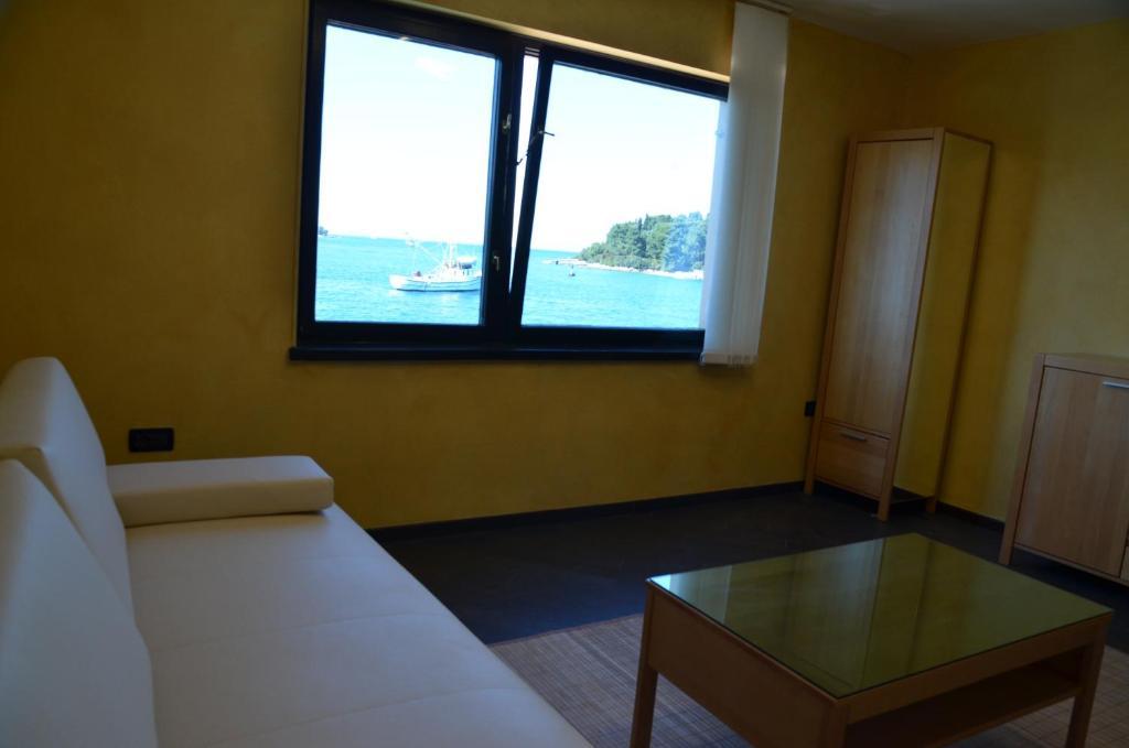 Apartments Ana City โรวีน ภายนอก รูปภาพ
